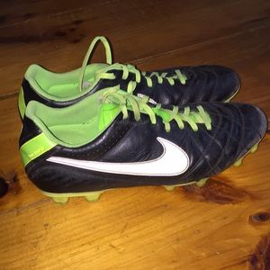 SZ 10 Nike Tiempo Soccer Cleats